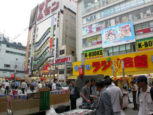 Distrito de Akihabara en Tokio, epicentro de la cultura otaku con tiendas de anime y manga