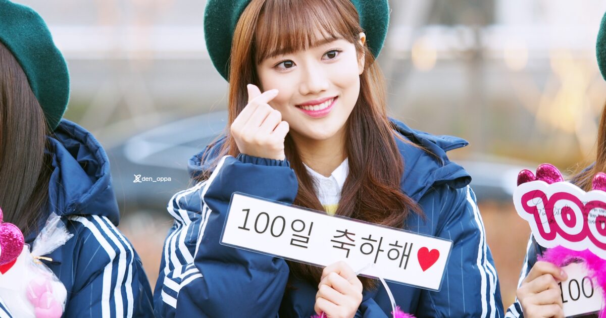 gesto de corazón con los dedos (finger heart), típico del aegyo coreano