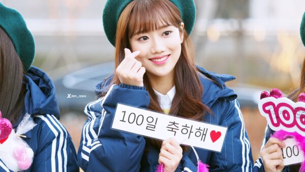 gesto de corazón con los dedos (finger heart), típico del aegyo coreano