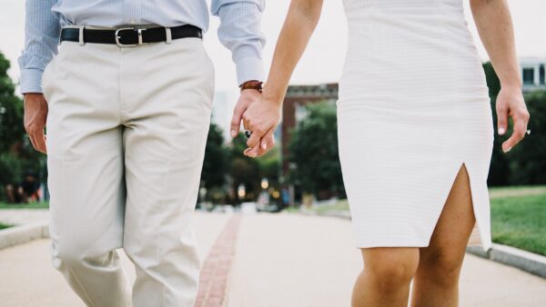 Pareja dandose la mano, gesto de skinship habitual en los doramas coreanos