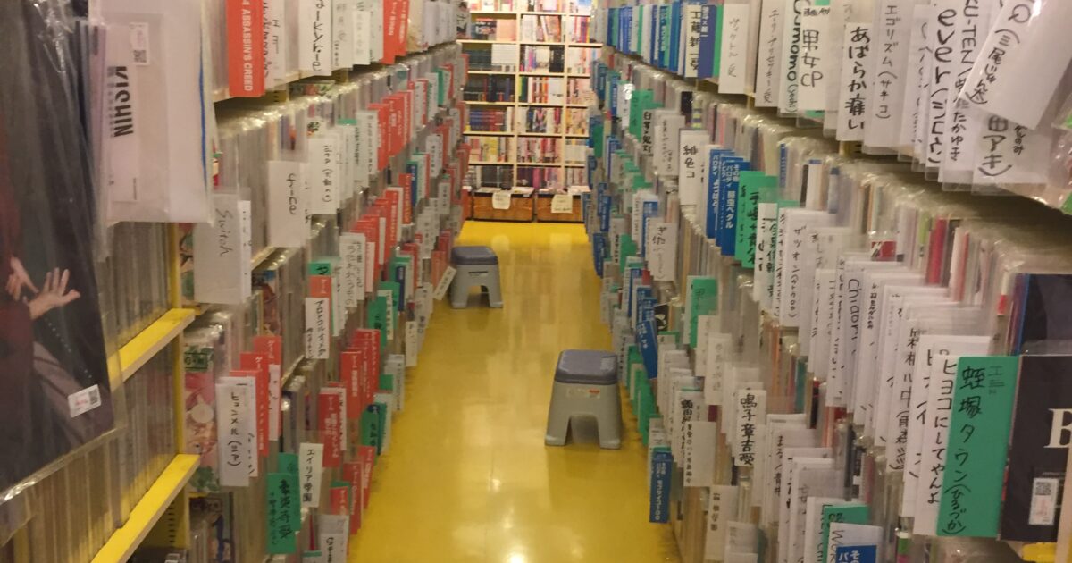 Estanterías repletas de manga y manhwa en una tienda especializada