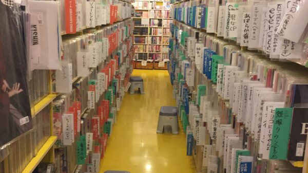 Estanterías repletas de manga y manhwa en una tienda especializada