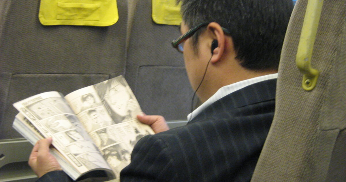 Persona leyendo un comic, ilustrando el habito de lectura de manhwa romantico