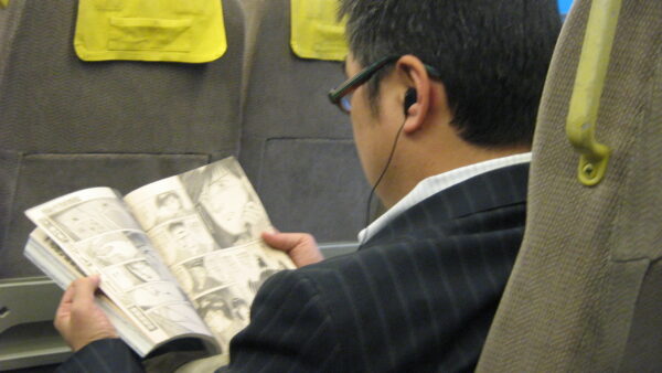 Persona leyendo un comic, ilustrando el habito de lectura de manhwa romantico
