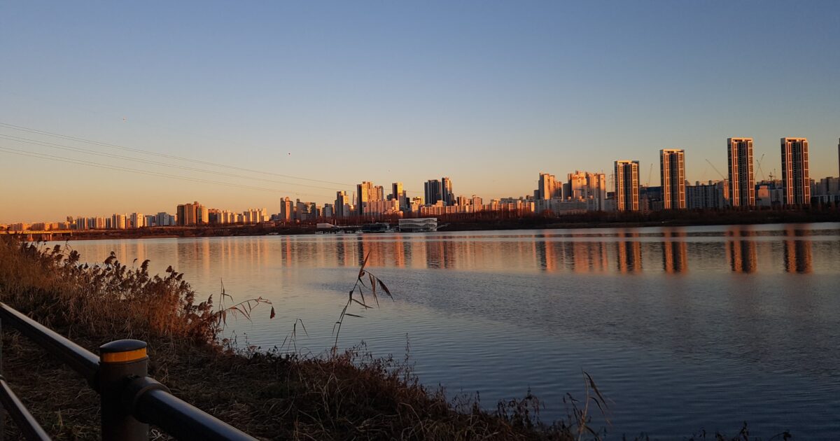 Rascacielos y oficinas de Seúl al atardecer, ambiente corporativo coreano