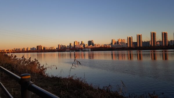Rascacielos y oficinas de Seúl al atardecer, ambiente corporativo coreano