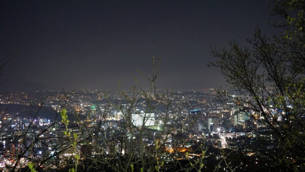 Vista nocturna del skyline de Seul, la ciudad donde transcurre Queen of Tears